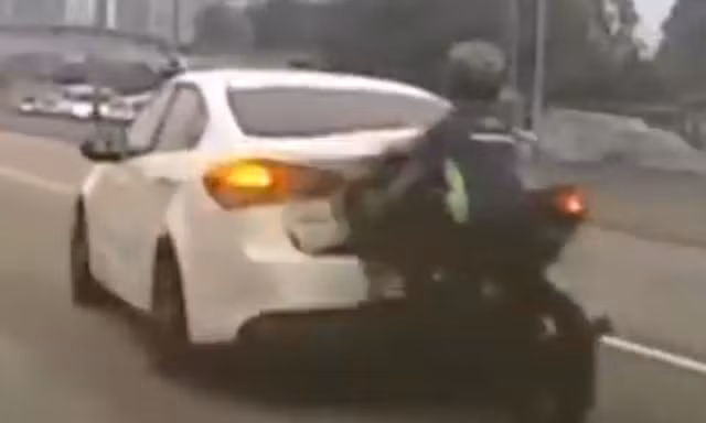 Môtô lao vào ôtô đang chuyển làn với tốc độ kinh hoàng