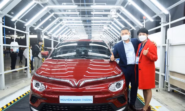 Loạt VinFast VF e34 đầu tiên đến tay khách hàng Việt Nam