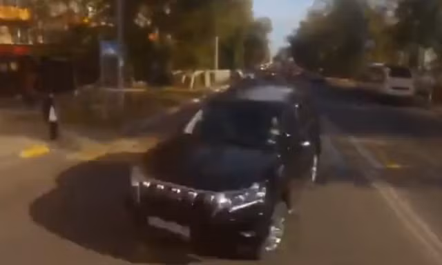 Tránh va chạm, xe rác đâm thẳng vào SUV đi ngược chiều