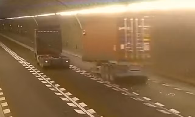 Rơ moóc rời khỏi xe đầu kéo trượt tự do trong hầm