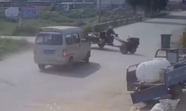 Ôtô đâm gãy đôi máy cày rồi lao xuống ruộng