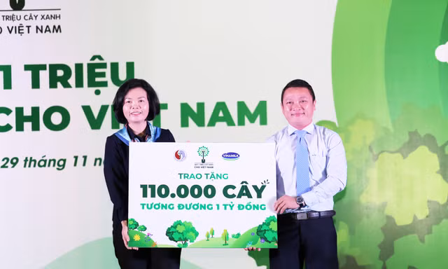 Bà Bùi Thị Hương – Giám đốc Điều hành Nhân sự, Hành chính & Đối ngoại Vinamilk trao bảng tượng trưng tặng 110.000 cây xanh của Quỹ 1 triệu cây xanh cho Việt Nam cho đại diện tỉnh Bình Định.
