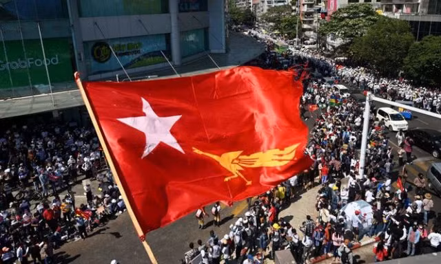 Cờ của đảng NLD được người biểu tình giương cao ở Yangon. Ảnh: BBC