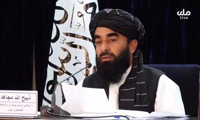 Phát ngôn viên Taliban công bố danh sách chính phủ lâm thời ngày 7/9. Ảnh: BBC