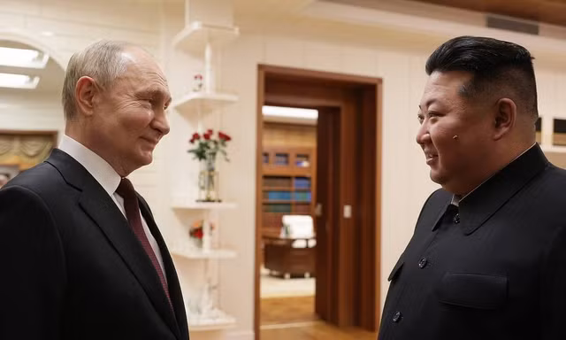 Lãnh đạo Nga - Triều Tiên đi cùng xe hơi, trò chuyện trên đường đến nhà khách