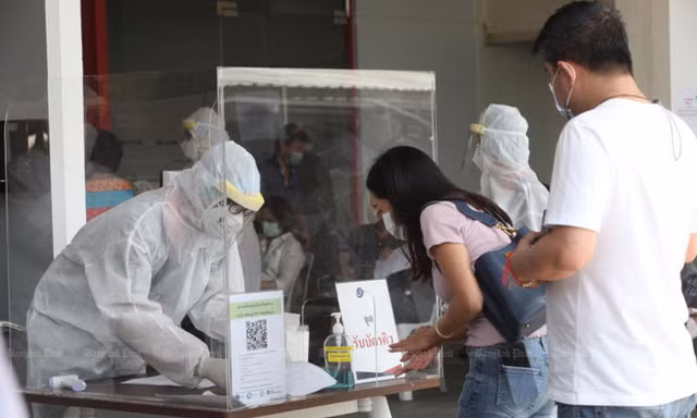 Đăng kí xét nghiệm COVID-19 ở Bangkok (Thái Lan). Ảnh: Bangkok Post