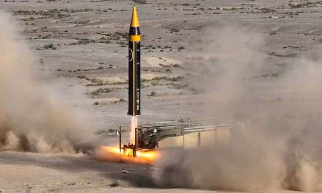 Iran phóng tên lửa siêu thanh Fattah, tuyên bố 'kiểm soát không phận Israel'