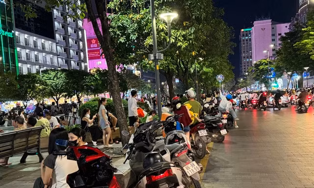 Người dân đi phố đi bộ Nguyễn Huệ sắp hết cảnh vừa chơi, vừa giữ xe máy