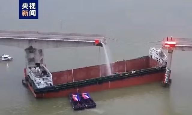 Sà lan đâm gãy cầu ở Trung Quốc, nhiều phương tiện rơi xuống sông