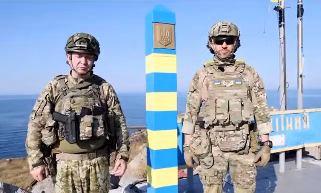 Quân đội Ukraine cắm cột mốc biên giới mới trên Đảo Rắn