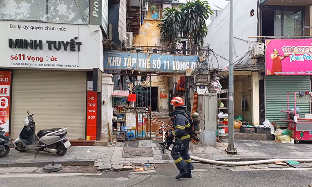 Đang cháy tại khu tập thể 11 Vọng Đức