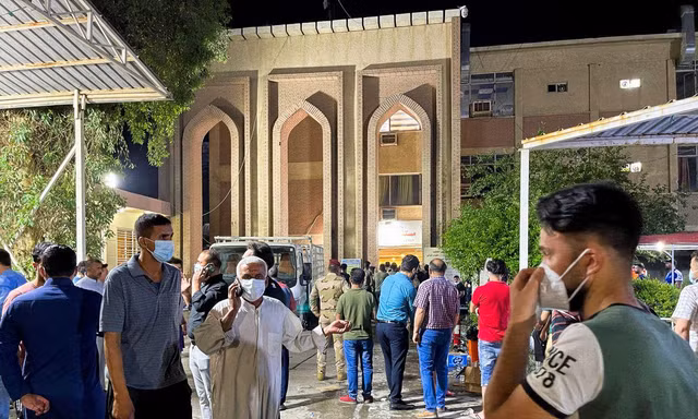 Khung cảnh hỗn loạn bên ngoài bệnh viện Ibn Khatib. Ảnh: Reuters