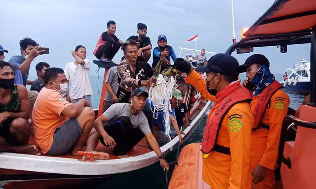 Nhân chứng vụ rơi máy bay Indonesia: Có 2 tiếng nổ, mảnh thi thể nổi trên biển