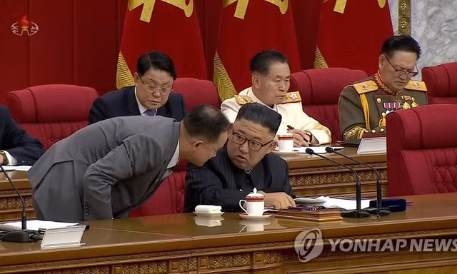 Jo Yong-won, thư ký phụ trách các vấn đề tổ chức của trung ương đảng Lao động Triều Tiên, nói chuyện với nhà lãnh đạo Kim Jong-un. Ảnh: Yonhap