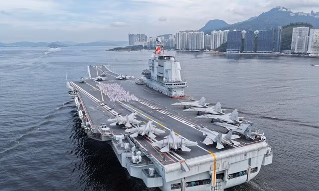 Người dân Hồng Kông 'đổ xô' xem tàu sân bay Trung Quốc