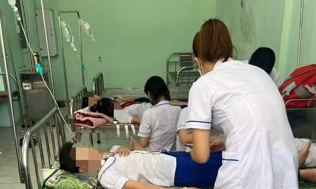 Bỏ đồ chơi vào bình nước uống dùng chung, 23 học sinh ngộ độc