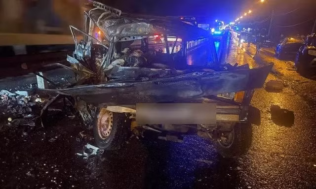 Nga: Xe tải đâm sáu xe hơi dừng đèn đỏ, nhiều người thương vong