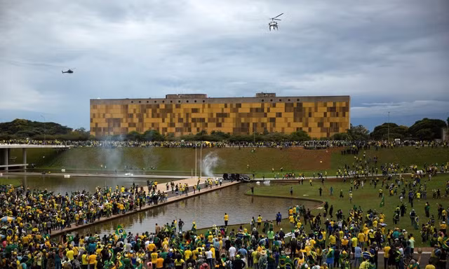 Chính biến Brazil: Cựu Tổng thống Bolsonaro nhập viện, 1.500 người bị bắt giữ