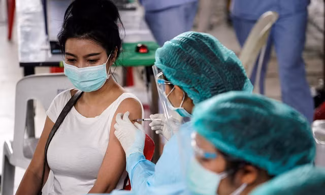 Một phụ nữ tiêm vắc xin ở Bangkok. Ảnh: Reuters