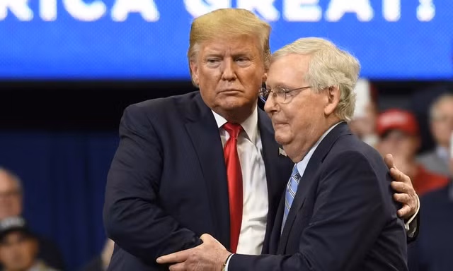 Ông Donald Trump và ông Mitch McConnell từng có mối quan hệ thân thiết. Ảnh: AP