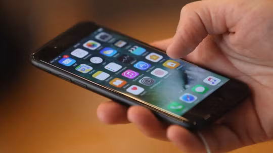 Nga cáo buộc CIA can thiệp hàng ngàn điện thoại iPhone