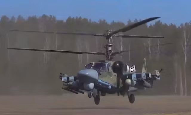 Trực thăng Ka-52 Nga bắn phá vị trí ngụy trang của quân đội Ukraine