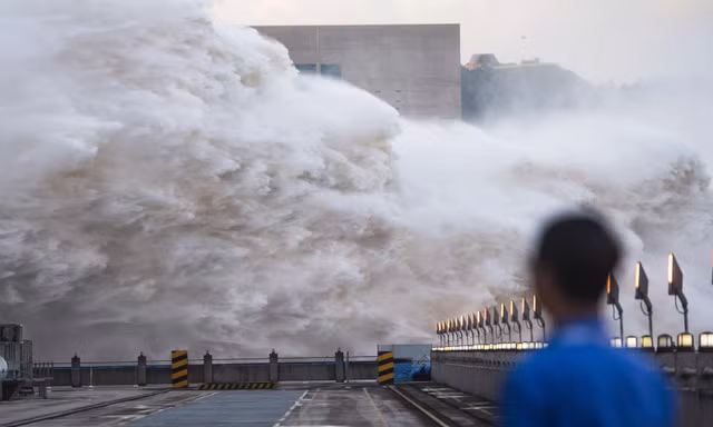 Đập Tam Hiệp xả nước. Ảnh: Xinhua