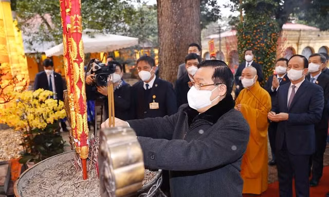 Hình ảnh Chủ tịch Quốc hội dâng hương tại Hoàng thành Thăng Long