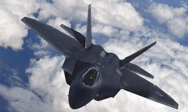 Tiêm kích F-22 Mỹ bắn rơi vật thể bay trên không phận Canada
