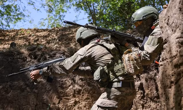Quân đội Nga - Ukraine cận chiến quyết liệt, chia 'chảo lửa' Toretsk làm hai