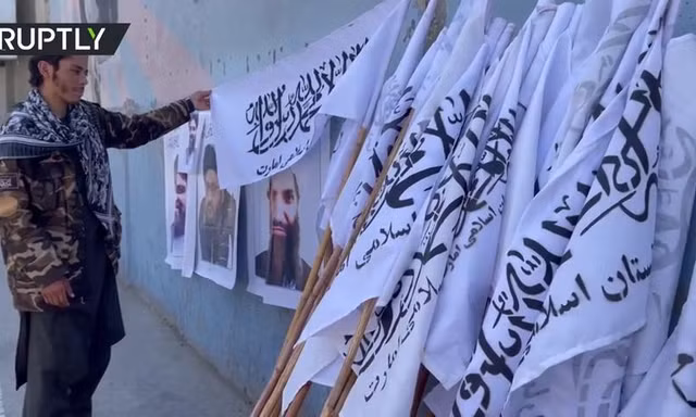 Dựng sạp bán cờ, poster Taliban bên ngoài Đại sứ quán Mỹ ở Kabul