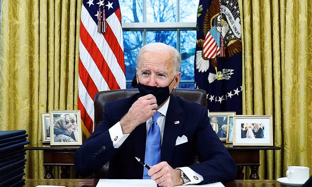 Phòng Bầu dục được bài trí lại để chào đón ông Joe Biden