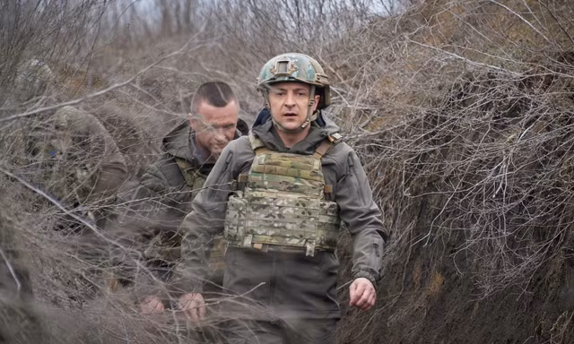 Ông Volodymyr Zelenskiy, Tổng thống Ukraine đi thăm khu vực xung đột Donbass hồi tháng Tư. Ảnh: Reuters