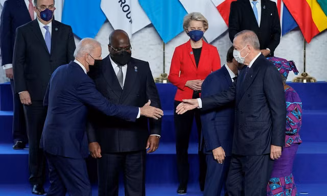 Tổng thống Mỹ Biden và Tổng thống Thổ Nhĩ Kỳ Erdogan bắt tay nhau khi chụp ảnh nhóm ngày 30/10 tại Hội nghị G20 ở Roma (Ý). Ảnh: Reuters