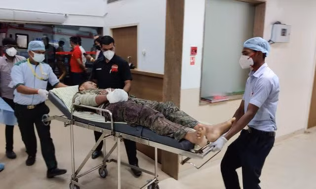 Một binh sĩ Ấn Độ được đưa đi cấp cứu sau khi bị phiến quân phục kích. Ảnh: AP