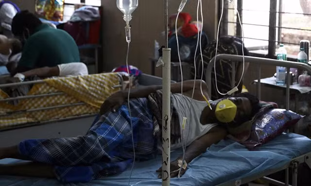 Một bệnh nhân nhiễm nấm đen ở Ấn Độ. Ảnh: AP