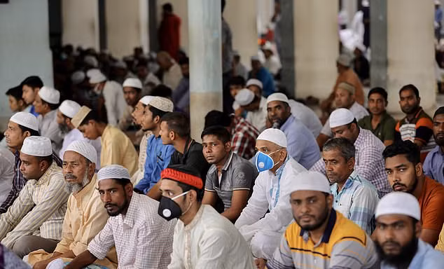 Người cầu nguyện ở Bangladesh. Ảnh: Reuters