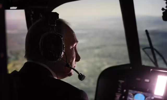 Tổng thống Nga Putin ngồi thử buồng lái máy bay ném bom chiến lược Tu-160M