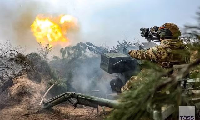 Xung đột Nga - Ukraine ngày 12/2: Nhiều tiếng nổ vang lên ở Kiev, hàng loạt nhà kho bốc cháy