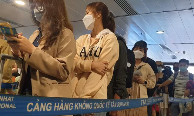 Mùng 5 Tết, Tân Sơn Nhất đông chưa từng có, đón gần 145.000 khách