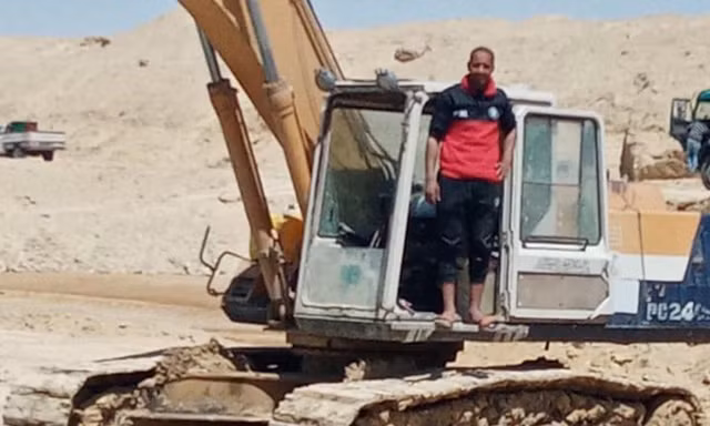 Abdullah Abdul-Gawad và chiếc máy xúc "tí hon". Ảnh: BI