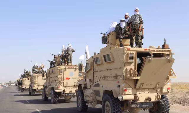 Chiến binh Taliban trên xe bọc thép. Ảnh: EPA-EFE