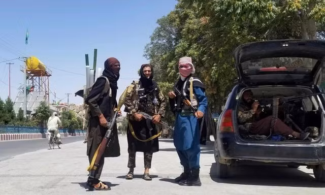 Chiến binh Taliban ở Ghazni sau khi nhóm tuyên bố chiếm được thủ phủ này hôm thứ Năm, 12/8. Ảnh: AP