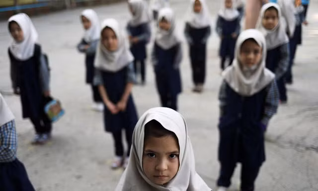 Nữ sinh cấp một ở Kabul trở lại trường học ngày 18/9. Ảnh: Reuters
