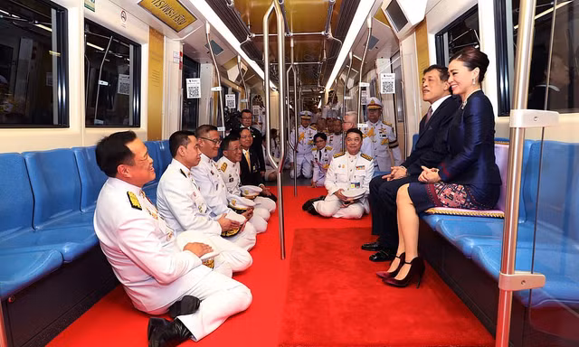 Quốc vương và Hoàng hậu Thái Lan xuất hiện giữa lúc biểu tình lan rộng