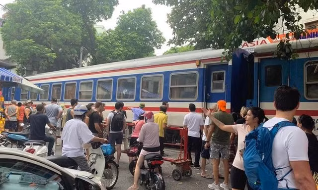 Du khách nước ngoài gặp nạn khi chụp ảnh ở phố cà phê đường tàu