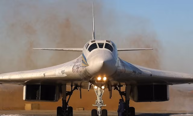 Tổng thống Nga trải nghiệm oanh tạc cơ 'Thiên nga trắng' Tu-160M