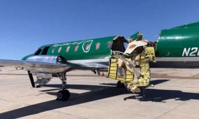 Chiếc máy bay Metroliner của hãng hàng không Key Lime Air hạ cánh an toàn. Ảnh: AP