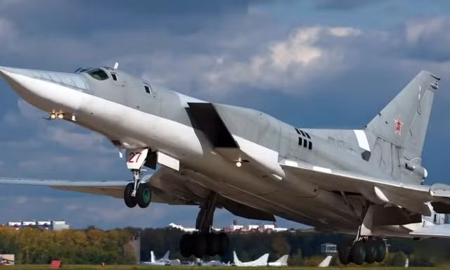 Ukraine tuyên bố bắn hạ oanh tạc cơ Tu-22M3 của Nga ở cách biên giới 300 km