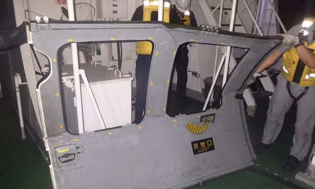 Tìm thấy 8 mảnh vỡ tại hiện trường vụ rơi trực thăng chở tướng Nhật Bản